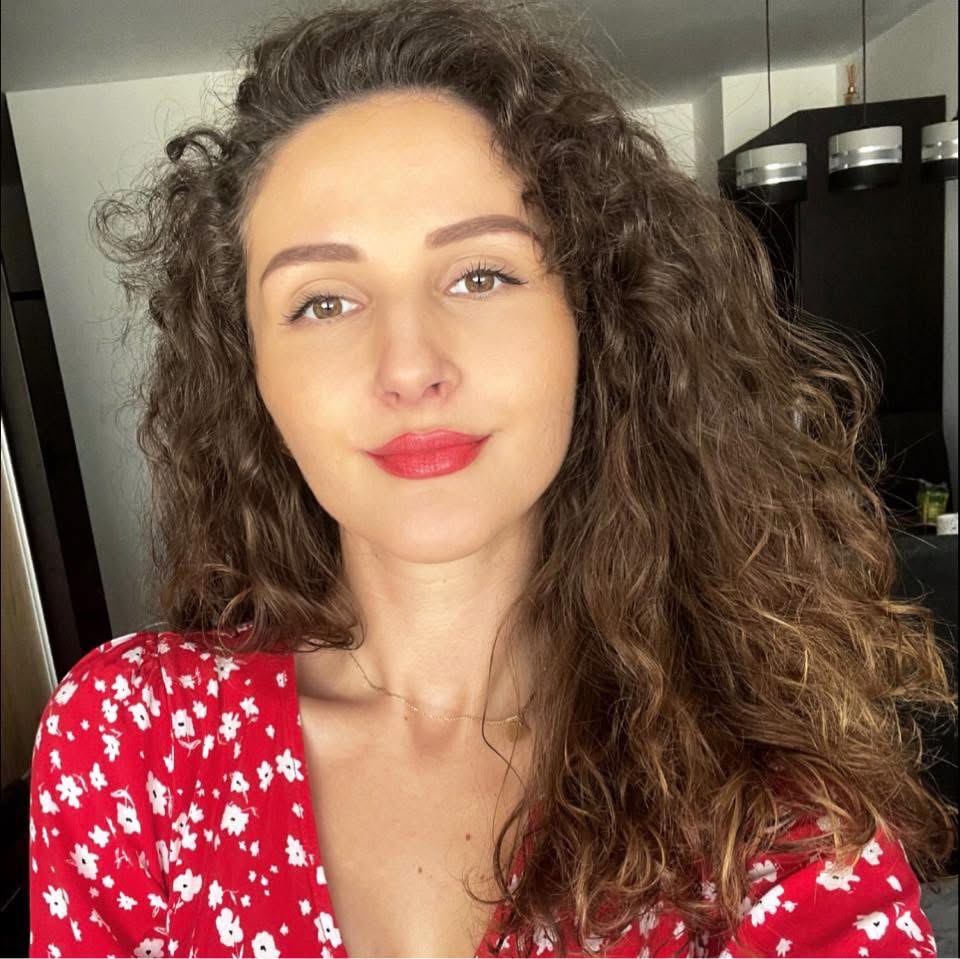 Selfie con cabello rizado en interior